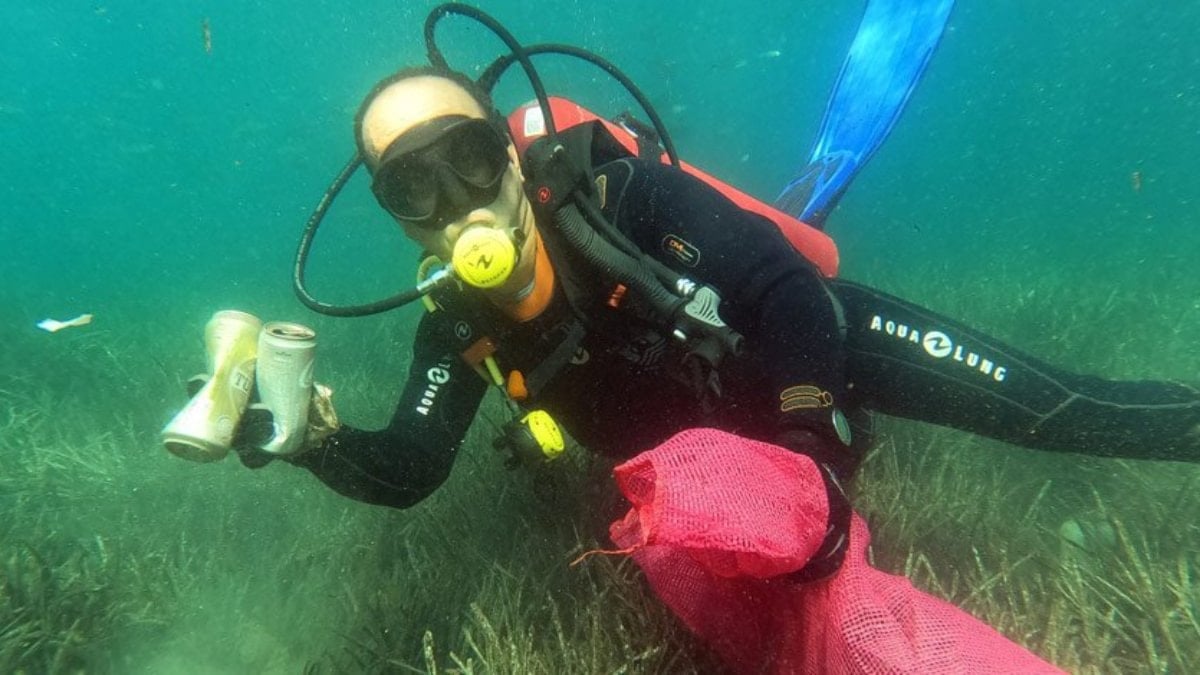 Gönüllü dalgıçlar denizin dibini temizledi