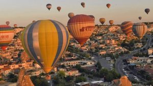 Kapadokya’da sıcak hava balon turuna rüzgar molası