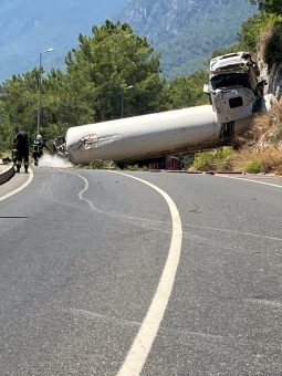 Muğla’da şarampole yuvarlanan LPG tankerinin sürücüsü yaralandı