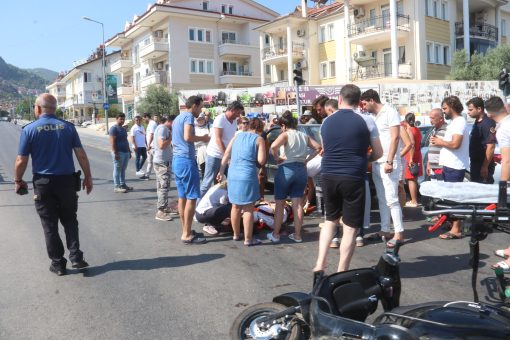 Otomobil ve kamyonetin çarptığı motosikletteki kadın öldü