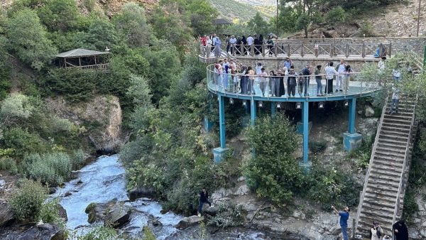 Serinlemek isteyen Tomara Şelalesi’ni ziyaret ediyor