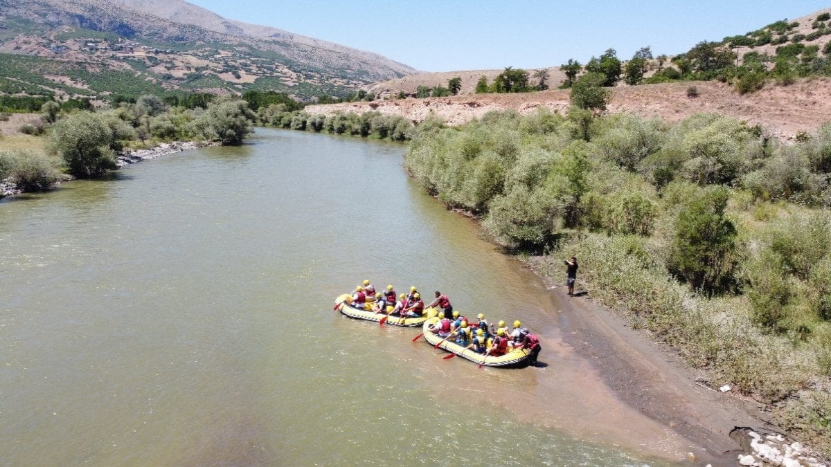 Sıcaktan bunalanlar rafting yaparak serinliyor