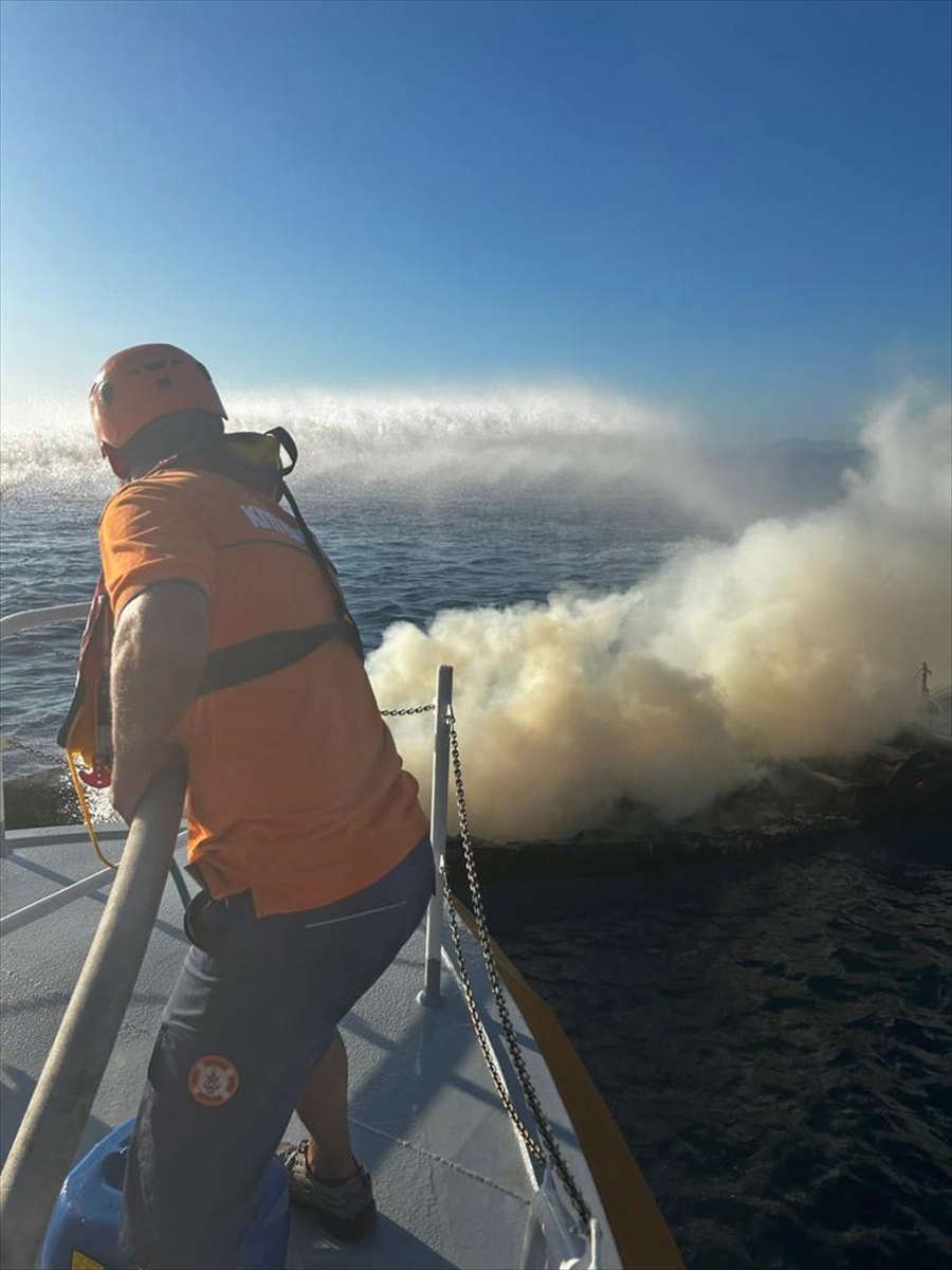 Teknede Çıkan Yangın Kontrol Altına Alındı