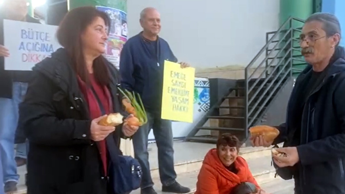 emeklilerden ekmek ve soganli maas protestosu uSKcqD6z