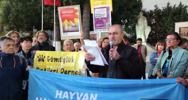 Hayvanseverlerden ‘kanlı yasa’ eylemi