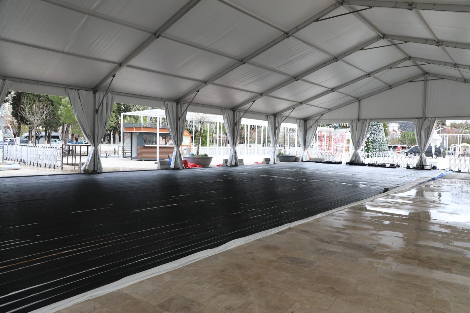 Menteşe Kent Meydanı Yılbaşı Festivaline Hazırlanıyor
