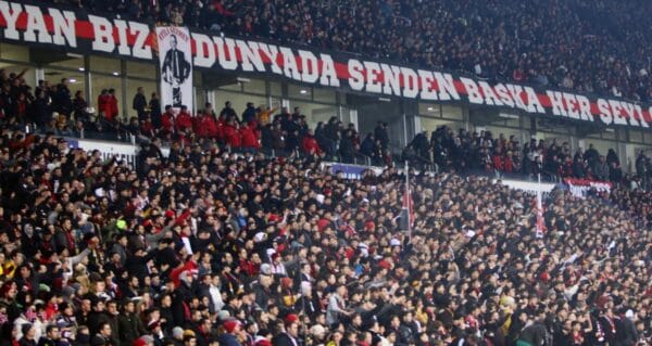 Amatörde taraftar rekoru! Süper Lig’e taş çıkarttılar