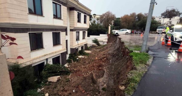 Bodrum’da lüks sitenin istinat duvarı çöktü: Bir kişi sel sularında sürüklendi