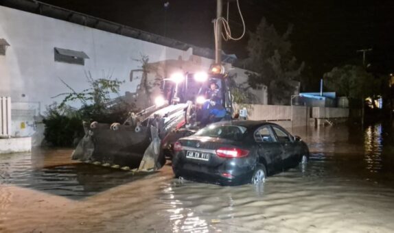 Bodrum’u sel vurdu: Evler sular altında, personel mahsur kaldı!