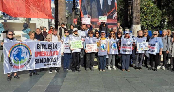 Emeklilerden  “Bıçak Kemiğe Dayandı” eylemi