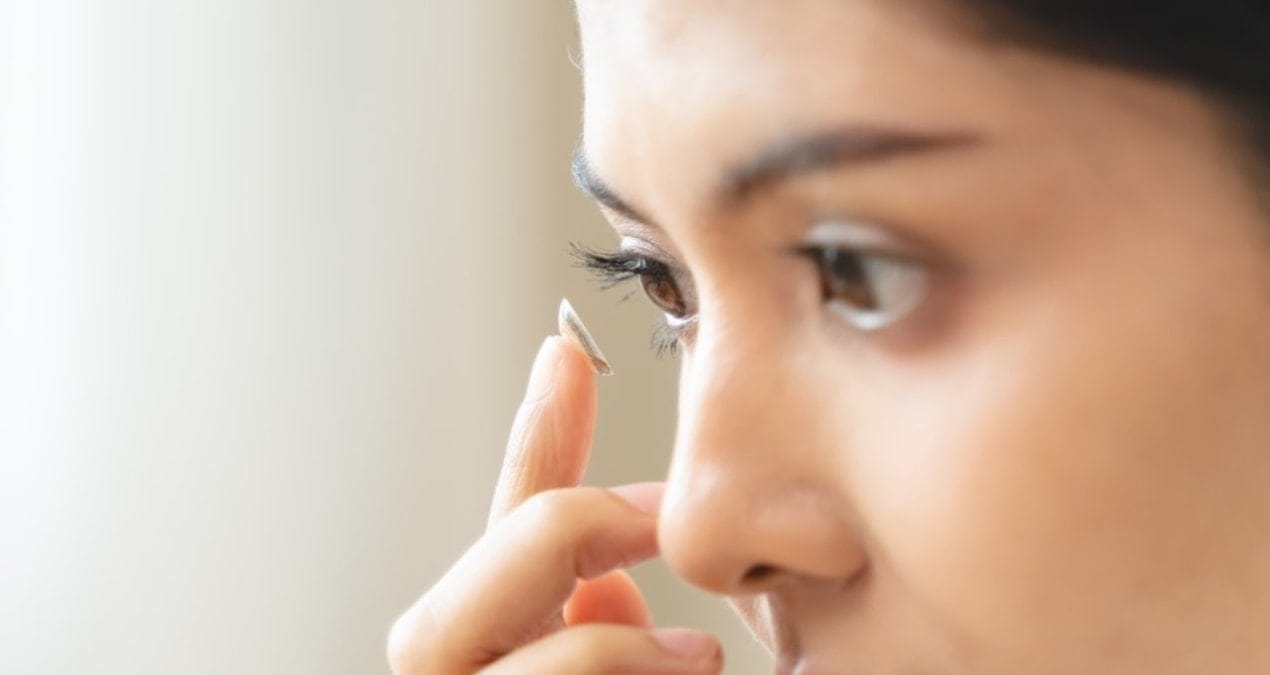 Rutin ameliyatta şok! Kadının gözünden 27 adet lens çıkarıldı