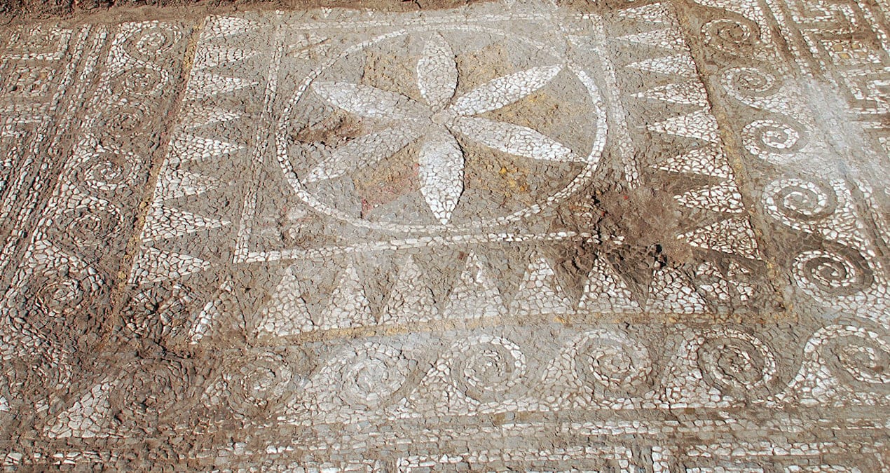 2200 yıllık mozaik ve 1800 yıllık anıt mezar bulundu