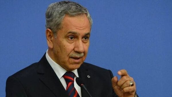 Bülent Arınç’tan, Bolu yangını yorumu: Burası turizm yatırımları alanında, o zaman sorumlu Turizm Bakanlığı, birbirlerine şut atıyorlar