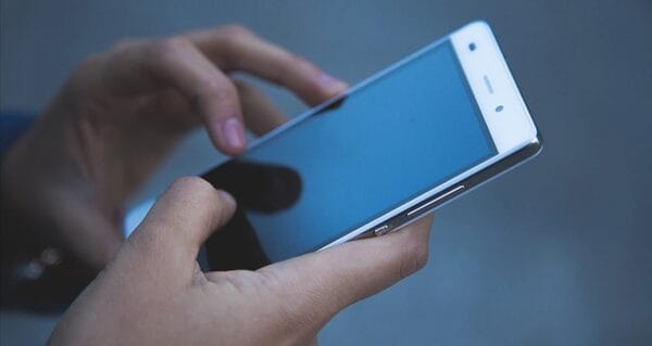 Cep telefonu elinizden düşmüyorsa dikkat!