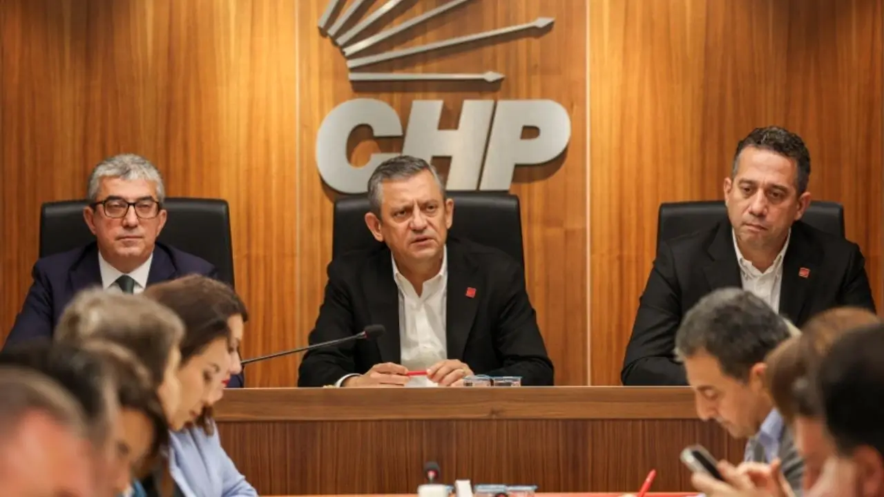 Özel, İstanbul’da CHP’li milletvekilleriyle bir araya geldi