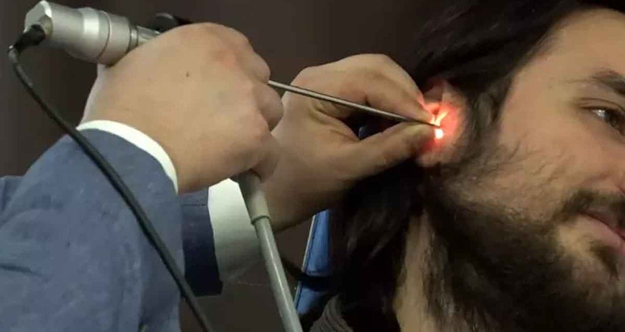 Dünya genelinde 1,5 milyar insan işitme kaybı yaşıyor