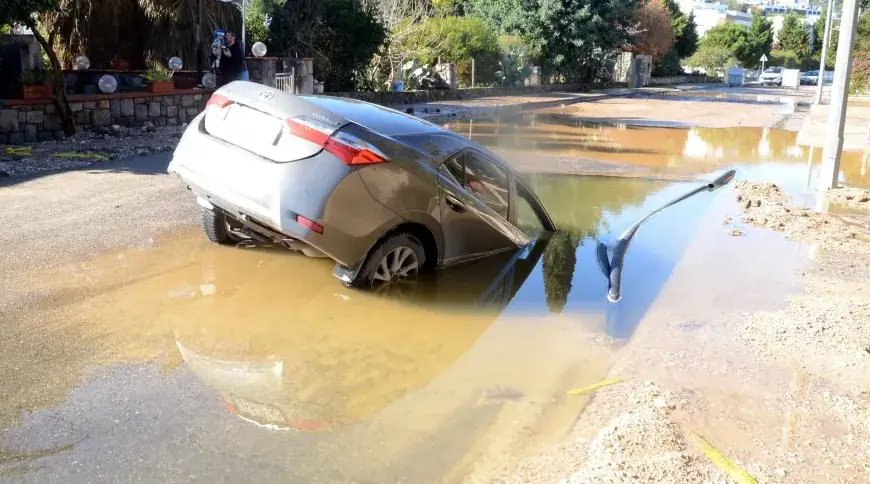 Cadde Ortasında Patlayan Su Hattı: Emekli Avukat Ölümden Döndü
