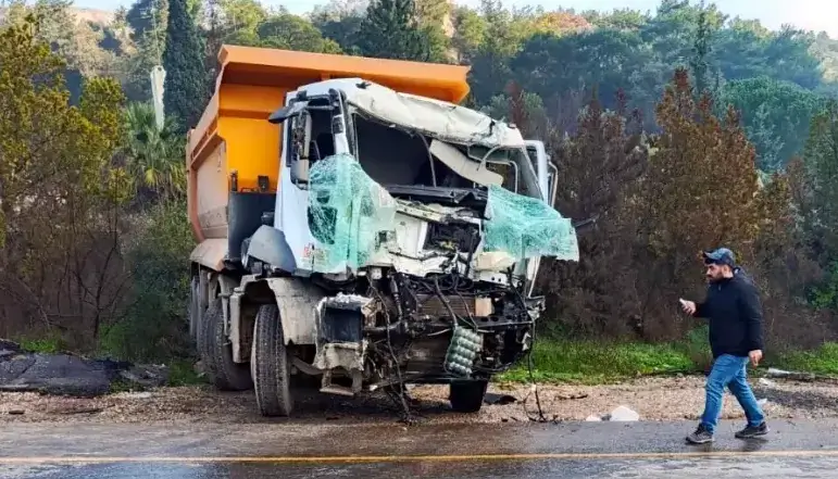 Bodrum’da Hafriyat Kamyonları Çarpıştı: İki Ağır Yaralı