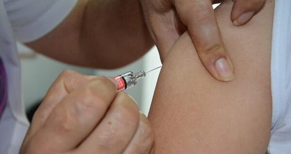 Rahim ağzı kanserine karşı en güçlü kalkan: HPV aşısı