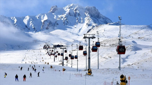 Yeni yılın ilk gününde Erciyes Kayak Merkezi’ne ziyaretçi akını: Rekor sayı!
