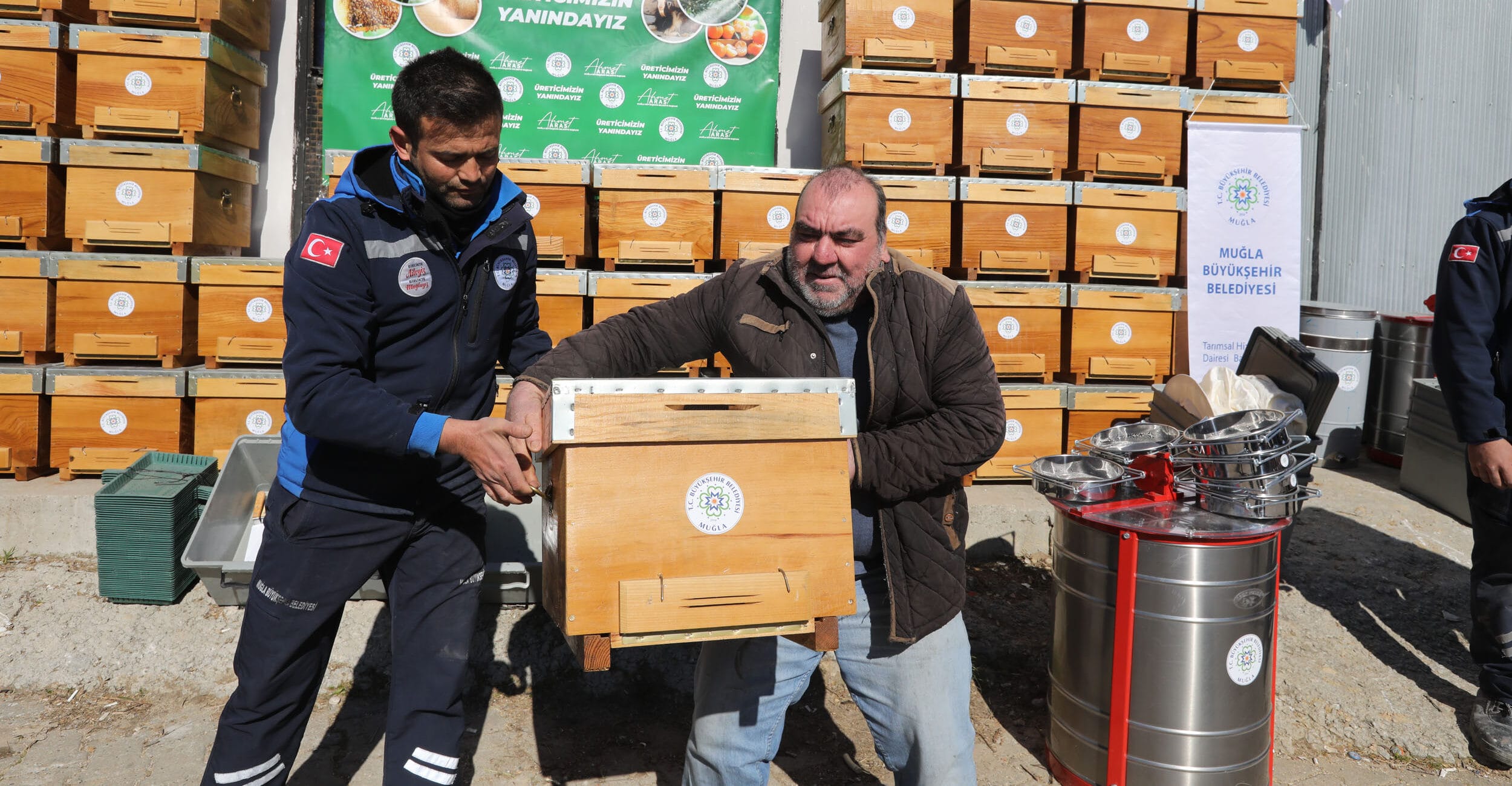 Muğla Büyükşehir Belediyesi’nden Yangın Mağduru Arıcılara Destek