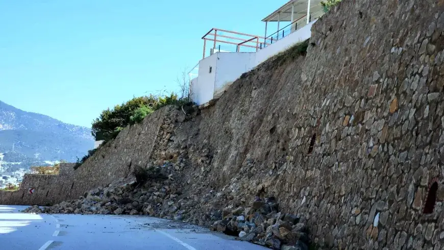 Bodrum-Turgutreis Karayolunda Çöken İstinad Duvarı Yeniden Çöktü: Evler Tehlikede