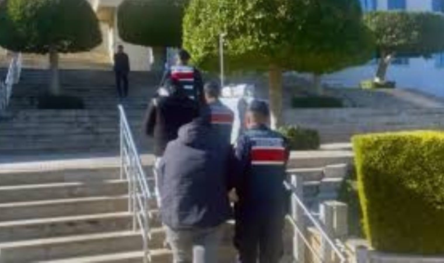 Muğla’da sezaevi firarisi ticari taksinin bagajında yakalandı