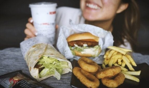 Obezite ve yeme bozuklukları için yeni tehdit: ‘Mukbang’ akımı