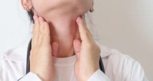 Uzmanı uyardı: Boynunuzdaki şişlik tiroit kanseri belirtisi mi?