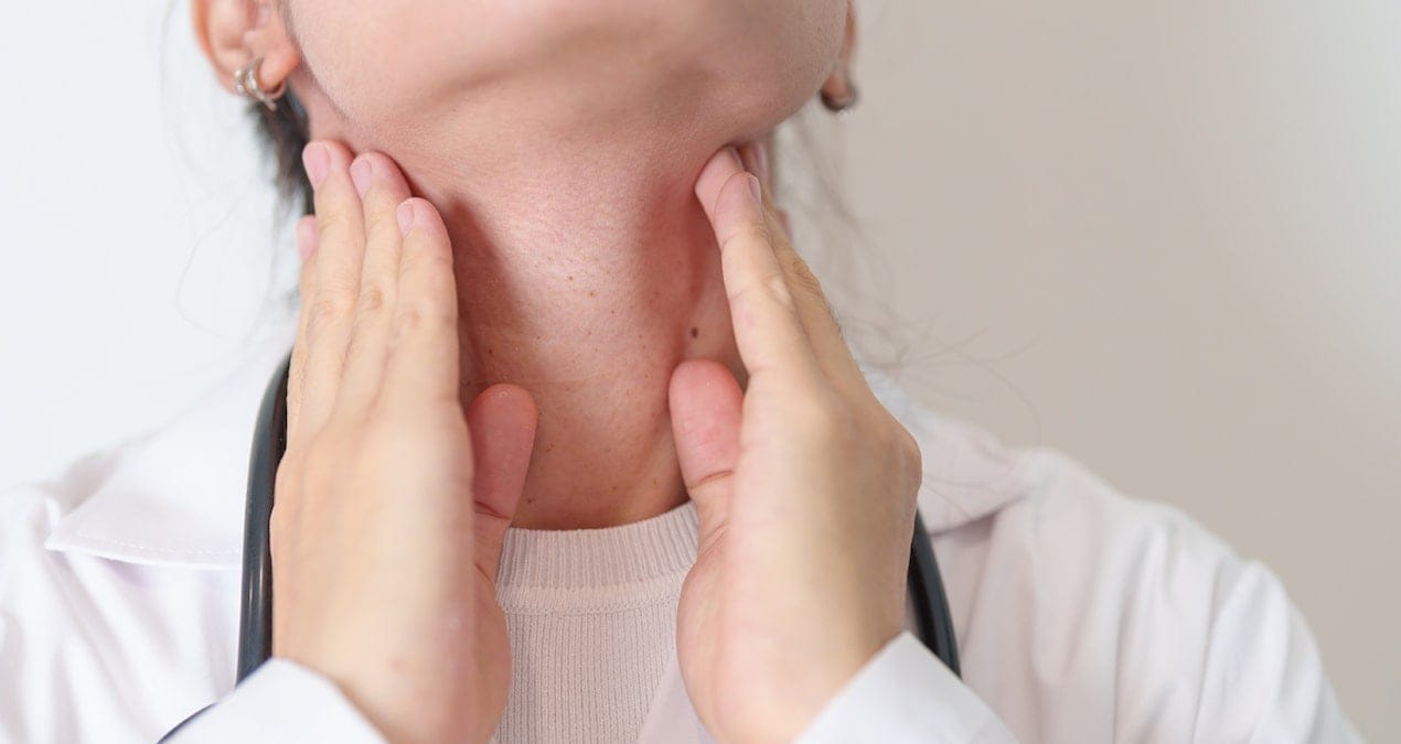 Uzmanı uyardı: Boynunuzdaki şişlik tiroit kanseri belirtisi mi?