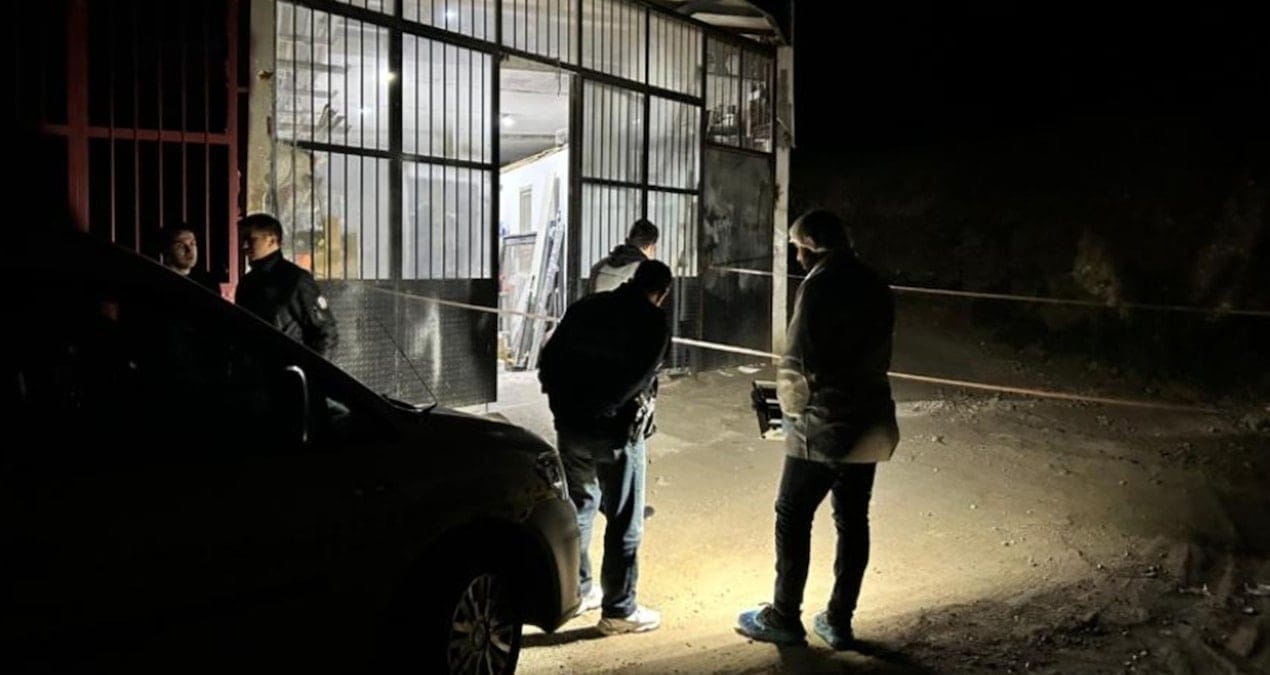 Atölyede boğazı kesilmiş bir kişi  bulundu
