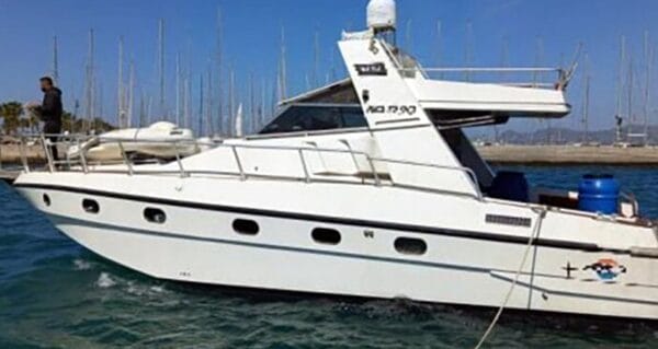 Bodrum’dan İtalya’ya giden yat karaya oturdu, Yunan makamları Türk yatına el koydu