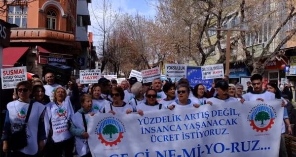 Emeklilerden ikramiye protestosu