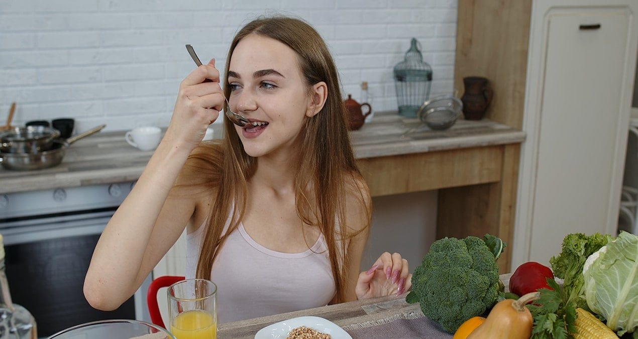 Herkesin çöpe attığı bu sebze aslında kanserle mücadelede ‘güçlü’ bir araç