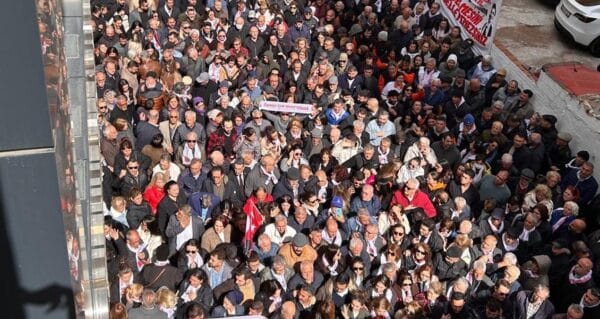 İzmir’de binlerce kişi İmamoğlu için bir araya geldi