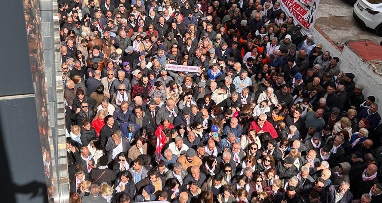 İzmir’de binlerce kişi İmamoğlu için bir araya geldi