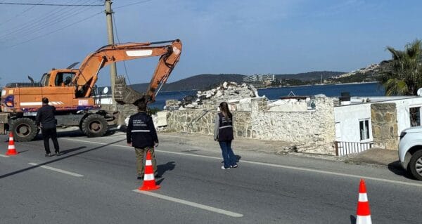 Rantçıların denize sıfır keyfi: Kaçak villalar yıkıldı