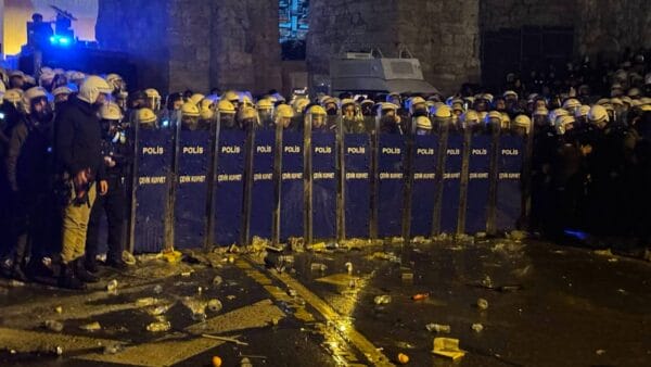 Yerlikaya, İmamoğlu protestolarında 97 kişinin gözaltına alındığını duyurdu: Sokakları terörize etmeye çalışanlar emellerine ulaşamayacak!