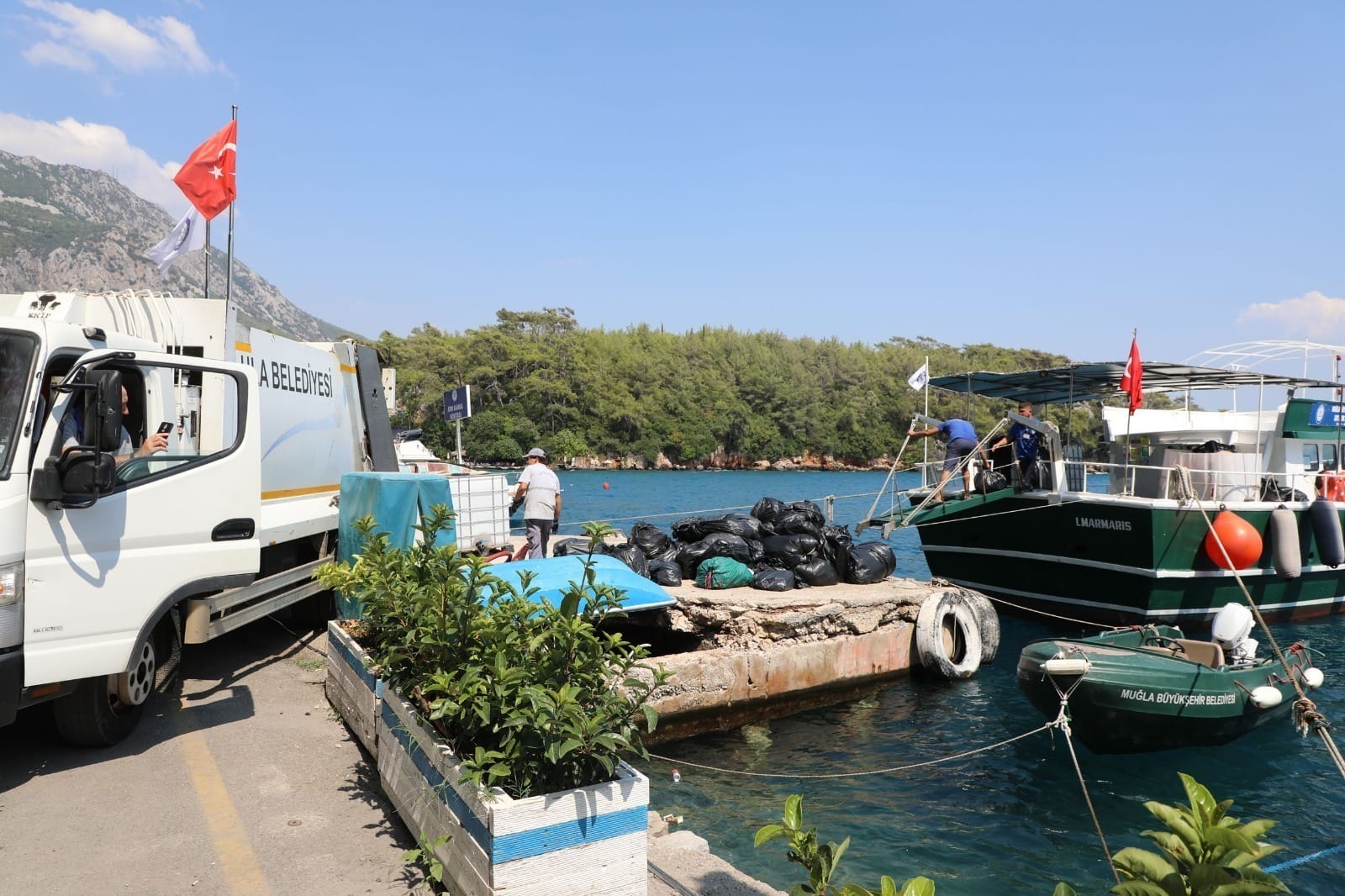 Muğla Büyükşehir Belediyesi atık alım teknelerini sezona hazırlıyor