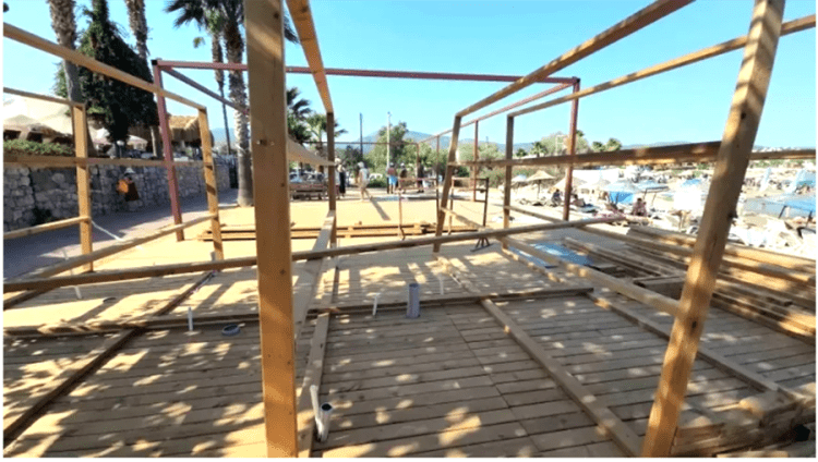 Bitez’de Kaçak Beach Clup’a Ceza Kesildi… Peki Neden Hâlâ Yıkılmadı? Bitez’de Kaçak Beach Clup’a Yıkım ve Para Cezası