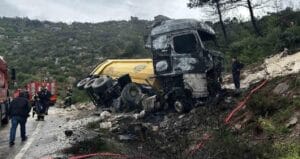 Aynı noktada ikinci kez TIR yangını şoför yanarak can verdi