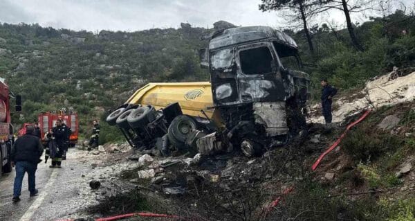 Aynı noktada ikinci kez TIR yangını şoför yanarak can verdi