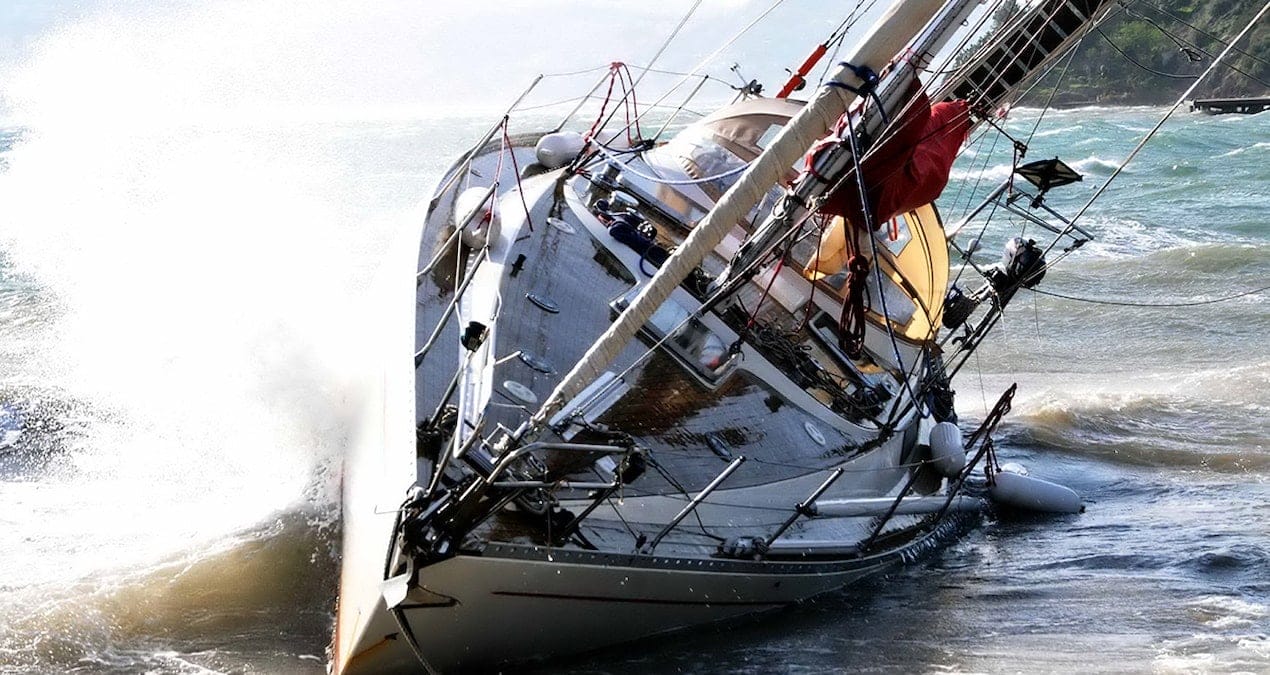 Bodrum’da fırtına yatları karaya savurdu, ağaçları devirdi