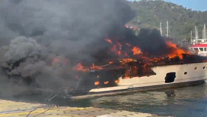 Fethiye'de iskelede yangın!