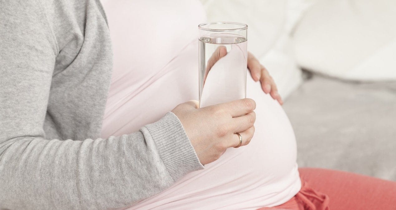 Hamilelikte ne kadar su içilmeli? Fazlası da azı da tehlikeli!