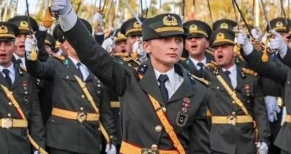 İhraç edilen Atatürkçü Teğmen Ebru Eroğlu TSK’ya dönüş davası açtı
