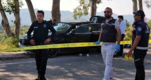 İş insanı lüks otomobilin içinde kafasından vurulmuş olarak bulundu