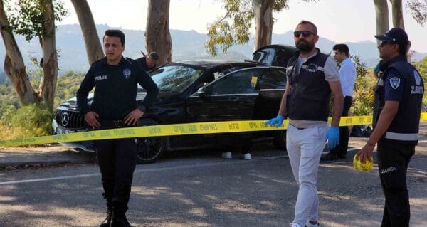 İş insanı lüks otomobilin içinde kafasından vurulmuş olarak bulundu