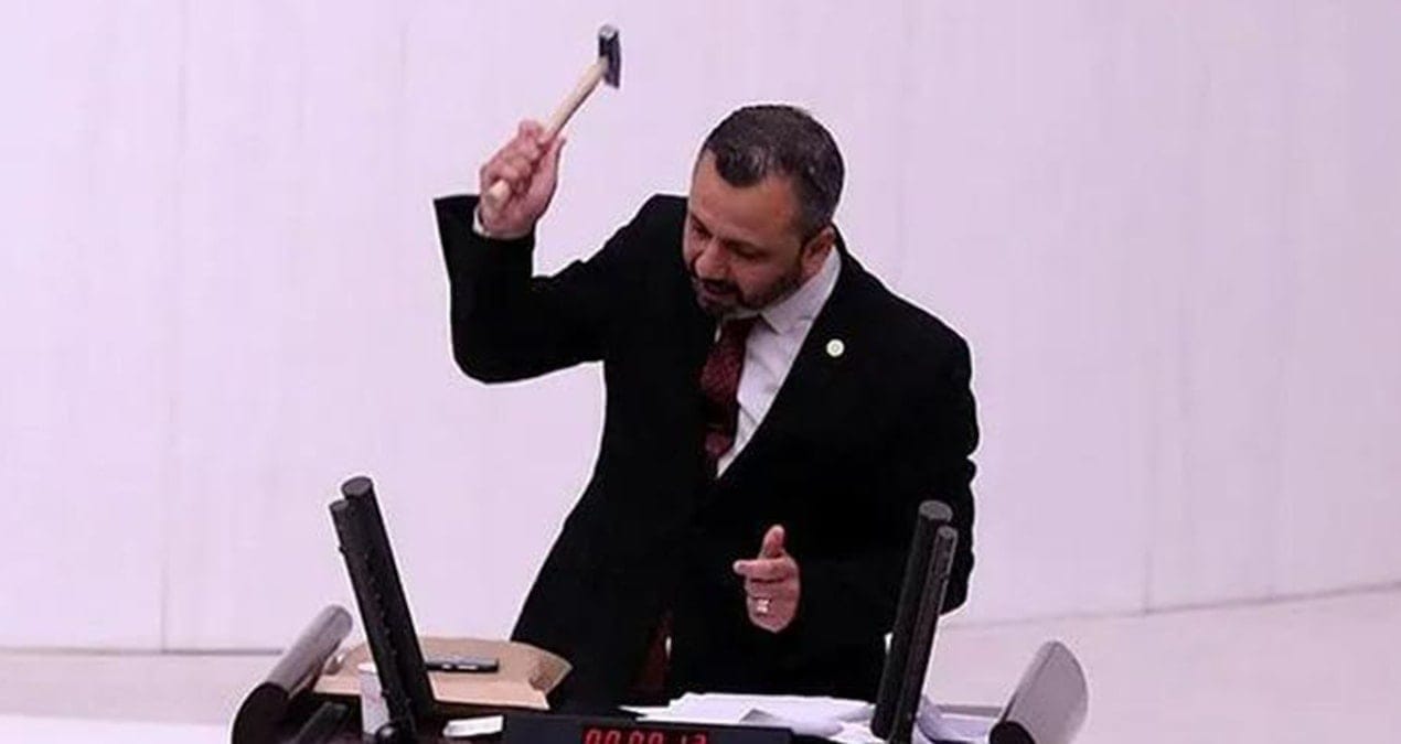 Meclis kürsüsünde telefon kıran eski vekile tazminat şoku!