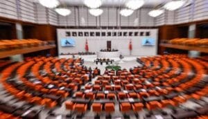 ‘Halkı kin ve düşmanlığa sevk’ ve ‘hakaret’ suçunun çözümü Meclis’te bekliyor